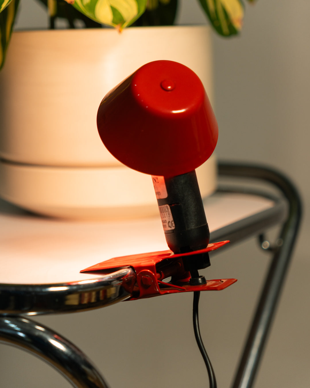 Vintage E.P.T. mini mushroom clip lamp in cherry red, 1990s Spanish design with clip base. Vecino Shop