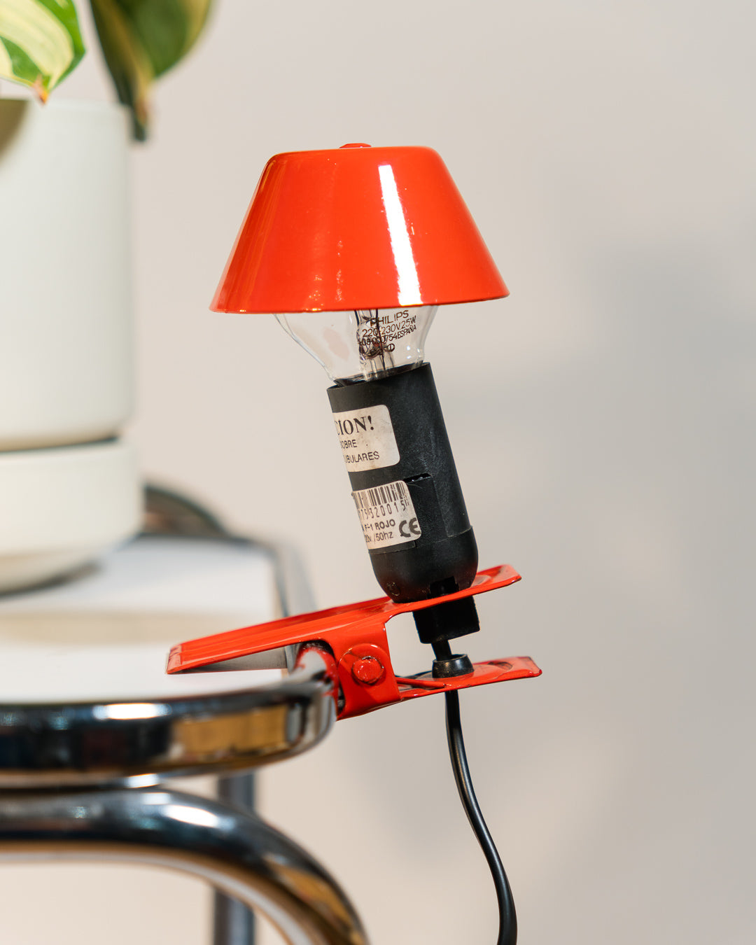 Vintage E.P.T. mini mushroom clip lamp in cherry red, 1990s Spanish design with clip base. Vecino Shop