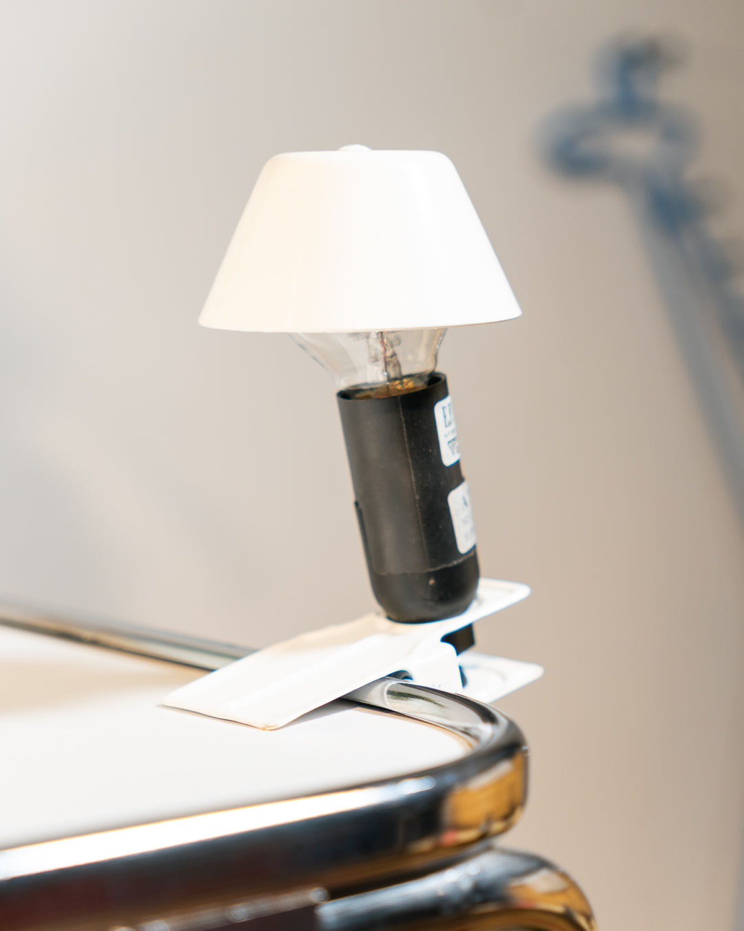 Vintage E.P.T. mini mushroom clip lamp in white, 1990s Spanish design with clip base. Vecino Shop