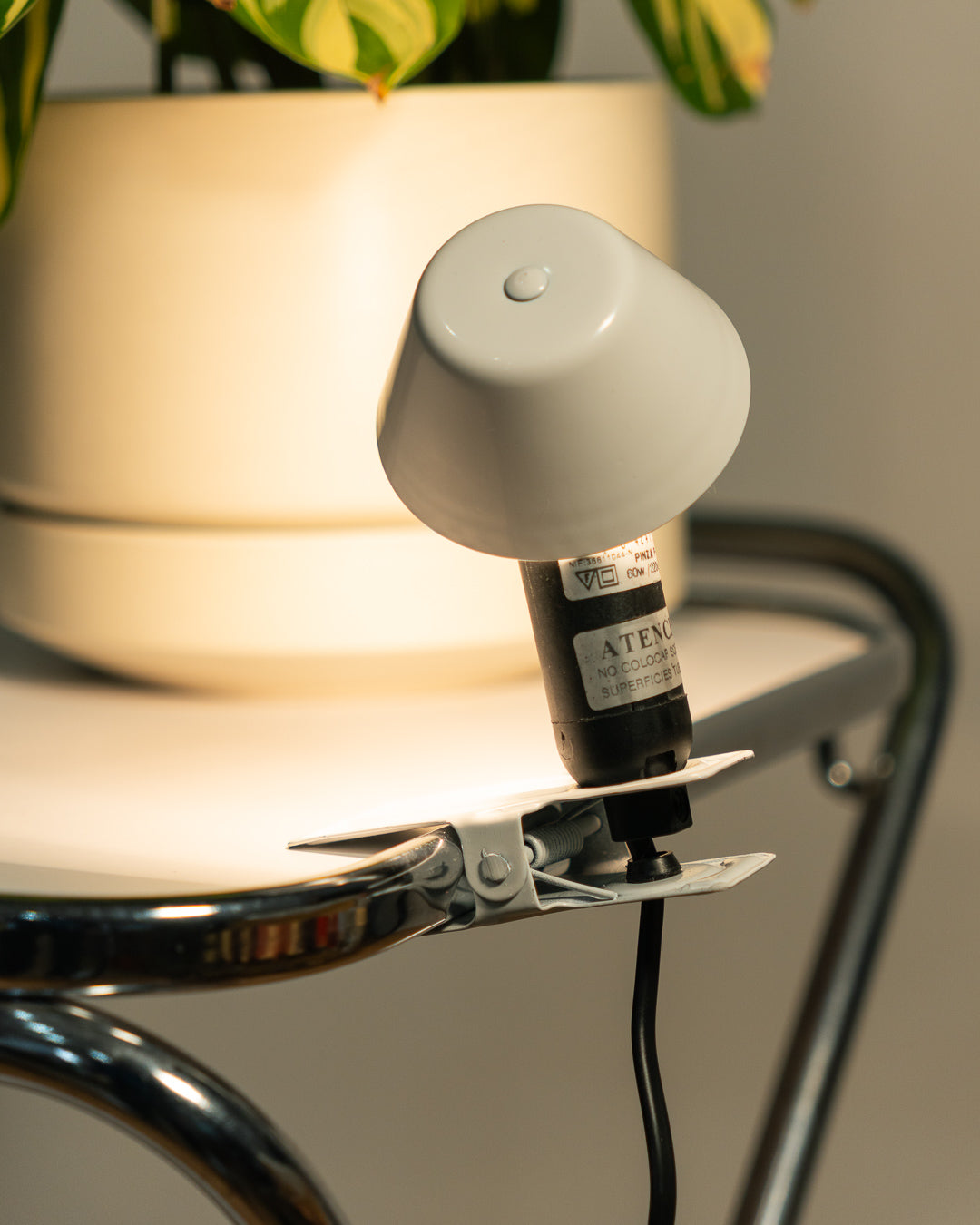 Vintage E.P.T. mini mushroom clip lamp in white, 1990s Spanish design with clip base. Vecino Shop