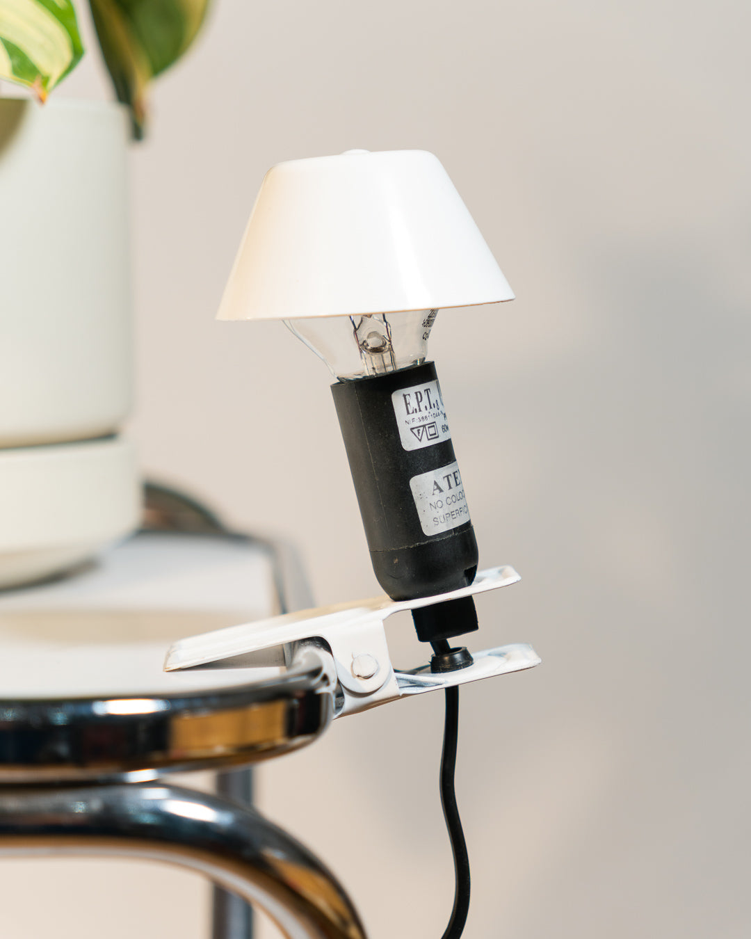 Vintage E.P.T. mini mushroom clip lamp in white, 1990s Spanish design with clip base. Vecino Shop
