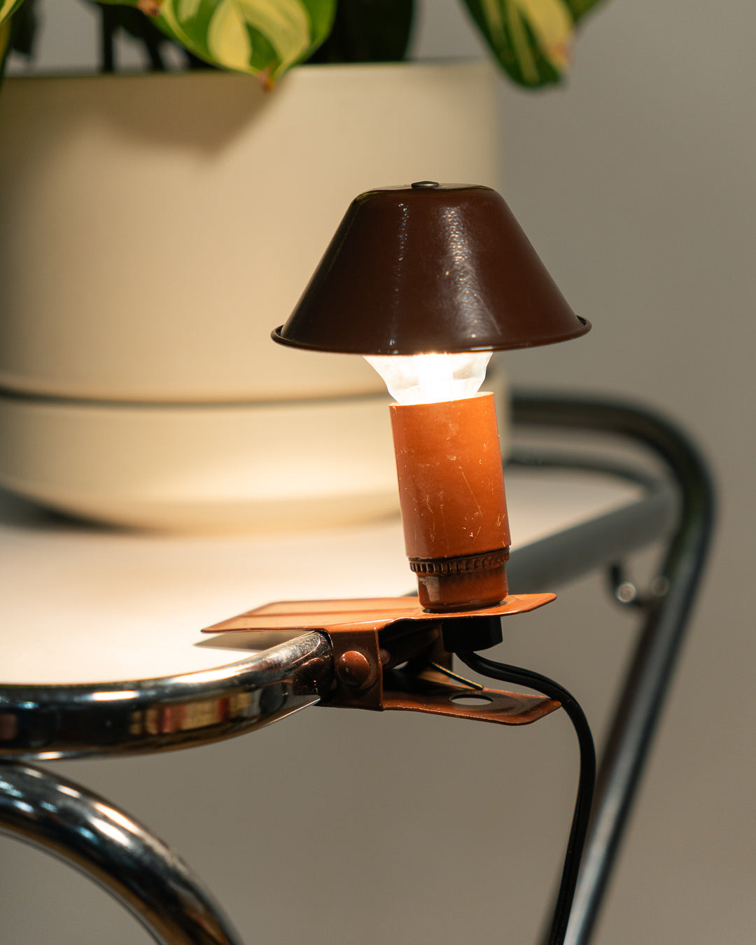 Vintage mini mushroom clip lamp in chocolate brown, 1970s Spanish design with clip base. Vecino Shop