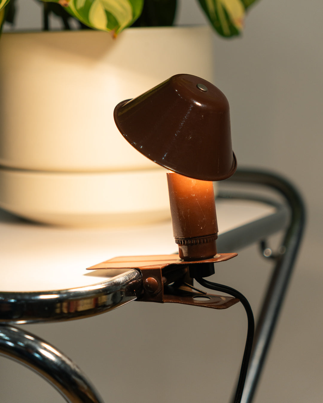 Vintage mini mushroom clip lamp in chocolate brown, 1970s Spanish design with clip base. Vecino Shop