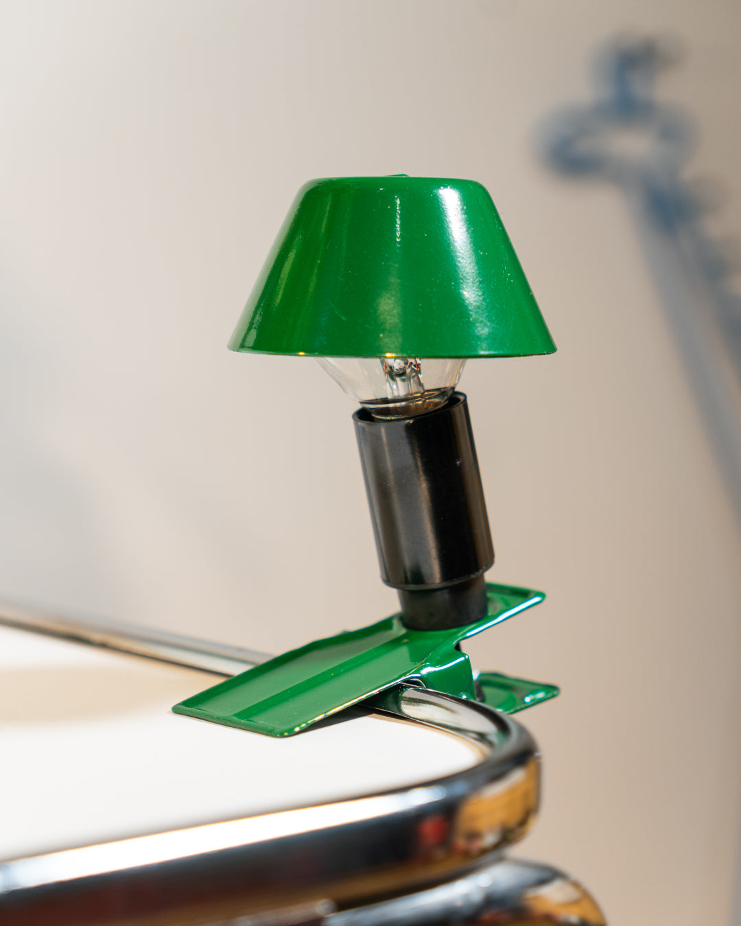 Vintage mini mushroom clip lamp in bottle green, 1980s Spanish design with clip base. Vecino Shop