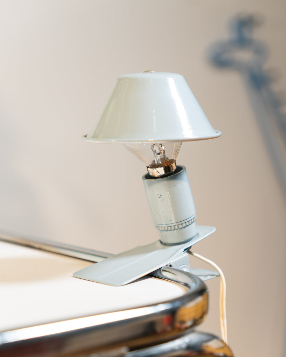 Vintage mini mushroom clip lamp in light grey blue, 1970s Spanish design with clip base. Vecino Shop