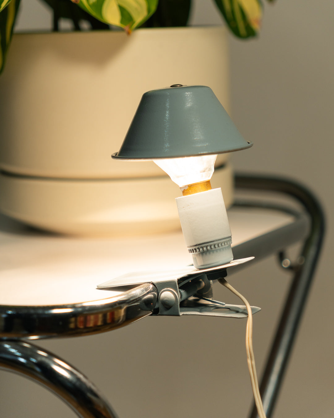 Vintage mini mushroom clip lamp in light grey blue, 1970s Spanish design with clip base. Vecino Shop
