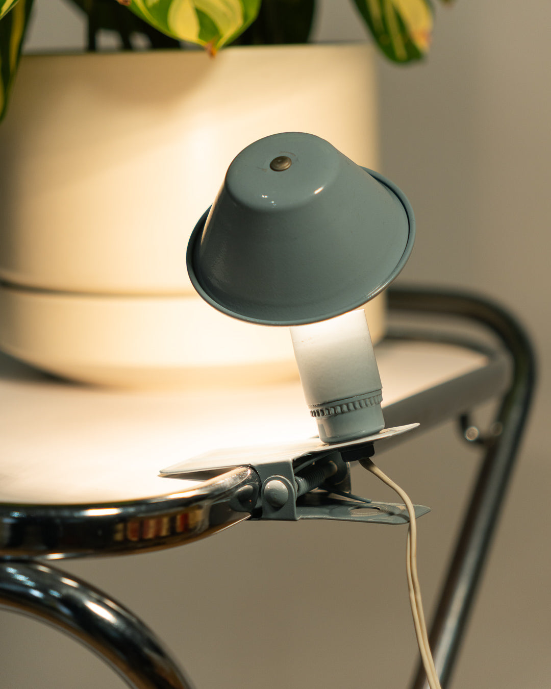Vintage mini mushroom clip lamp in light grey blue, 1970s Spanish design with clip base. Vecino Shop