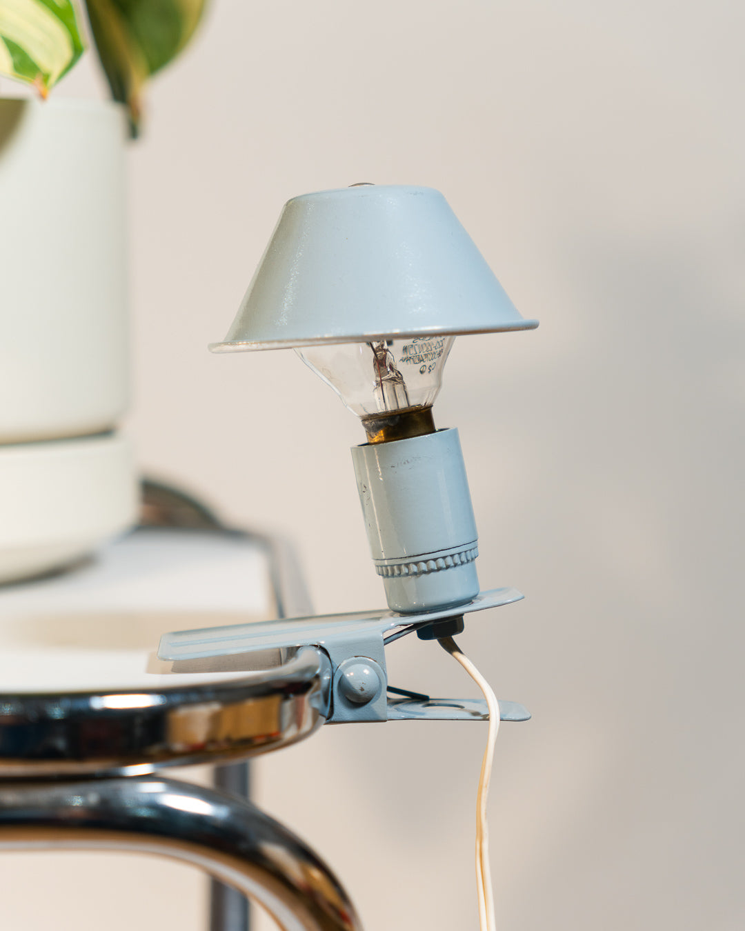 Vintage mini mushroom clip lamp in light grey blue, 1970s Spanish design with clip base. Vecino Shop