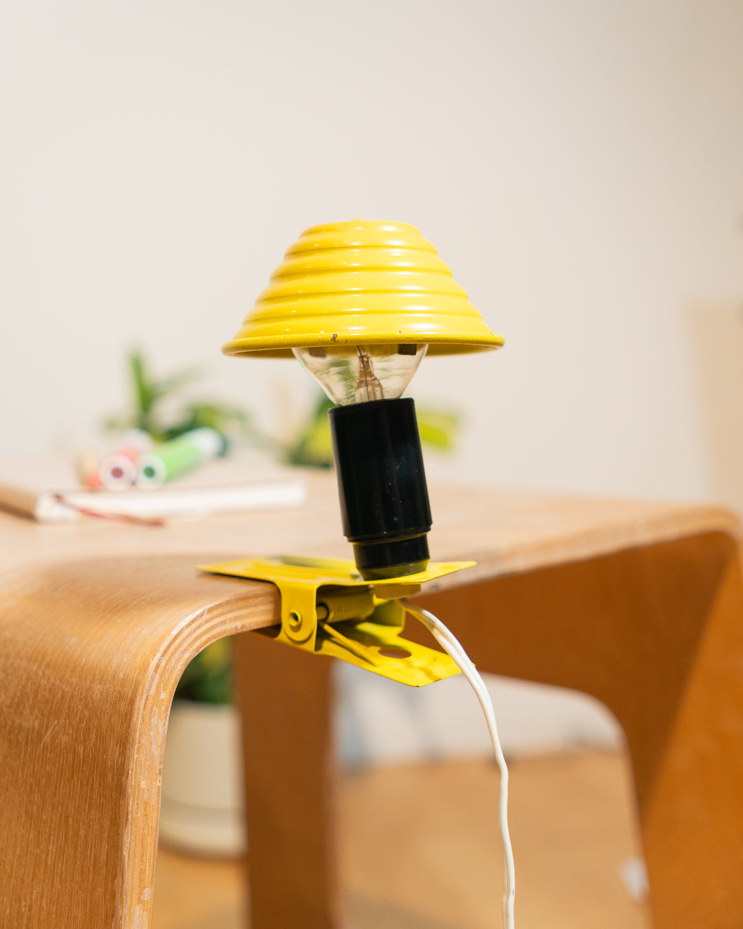 Vintage yellow ribbed mini mushroom clip lamp from the 1960s. Space Age retro by Vecino Shop. 