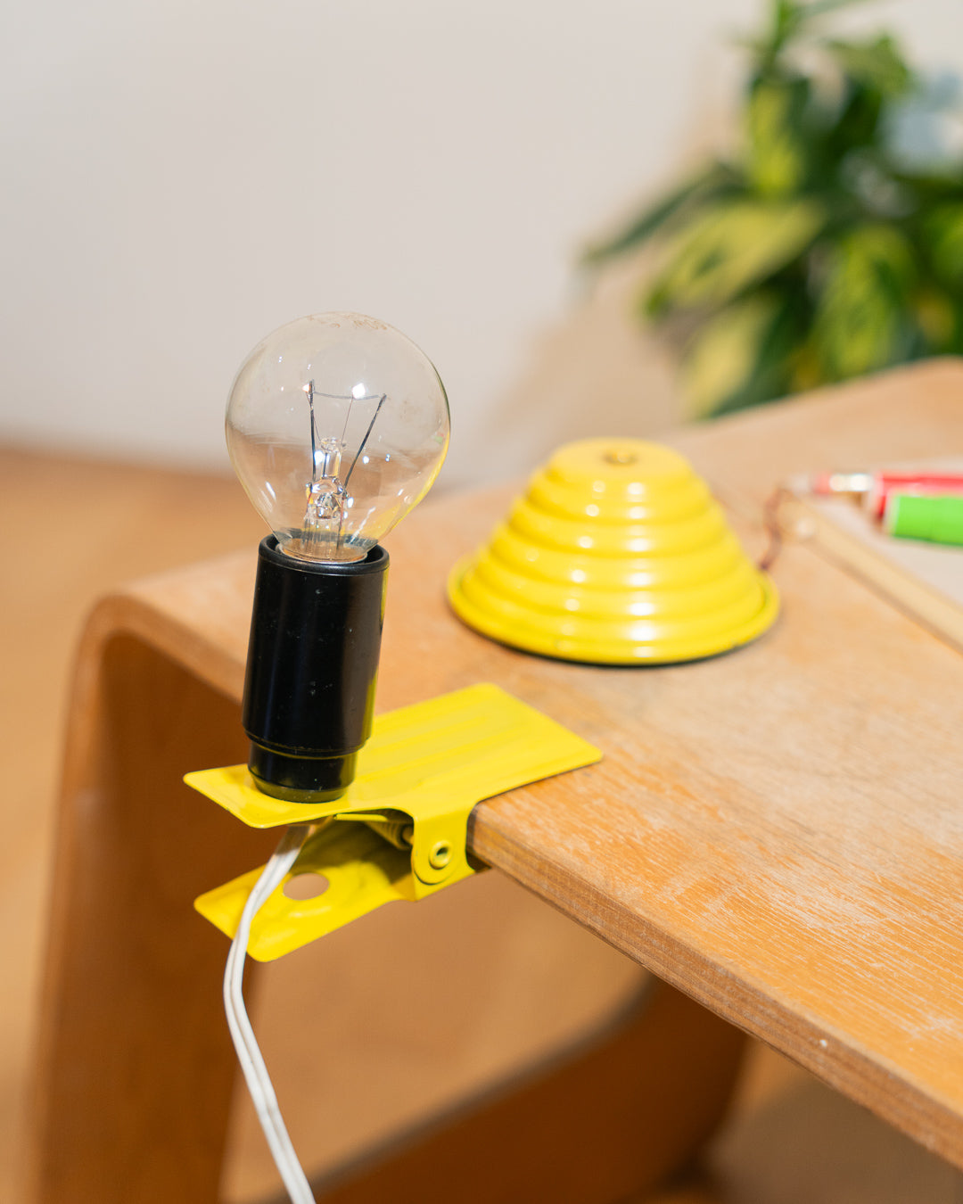 Vintage yellow ribbed mini mushroom clip lamp from the 1960s. Space Age retro by Vecino Shop. 