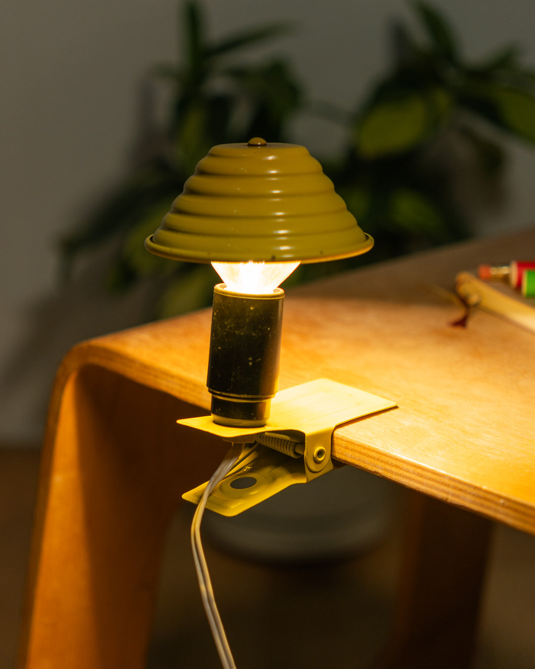 Vintage yellow ribbed mini mushroom clip lamp from the 1960s. Space Age retro by Vecino Shop. 