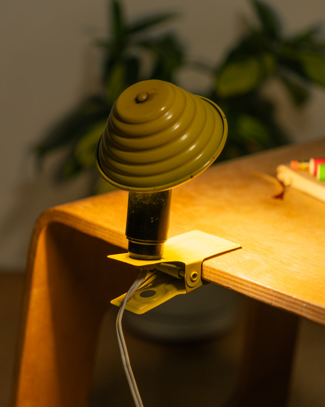 Vintage yellow ribbed mini mushroom clip lamp from the 1960s. Space Age retro by Vecino Shop. 