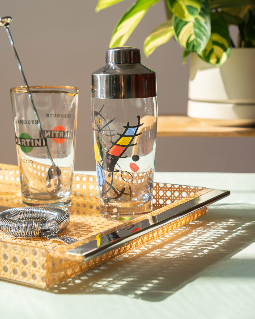 Vintage 1970s rattan and acrylic serving tray with chrome handles – rectangular design | Vecino Shop