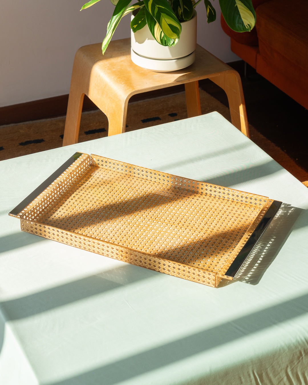 Vintage 1970s rattan and acrylic serving tray with chrome handles – rectangular design | Vecino Shop
