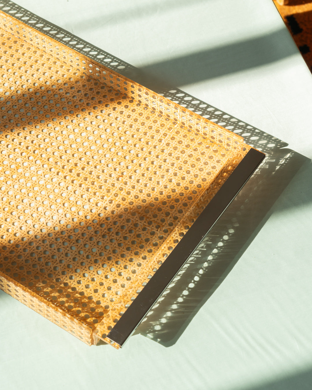 Vintage 1970s rattan and acrylic serving tray with chrome handles – rectangular design | Vecino Shop