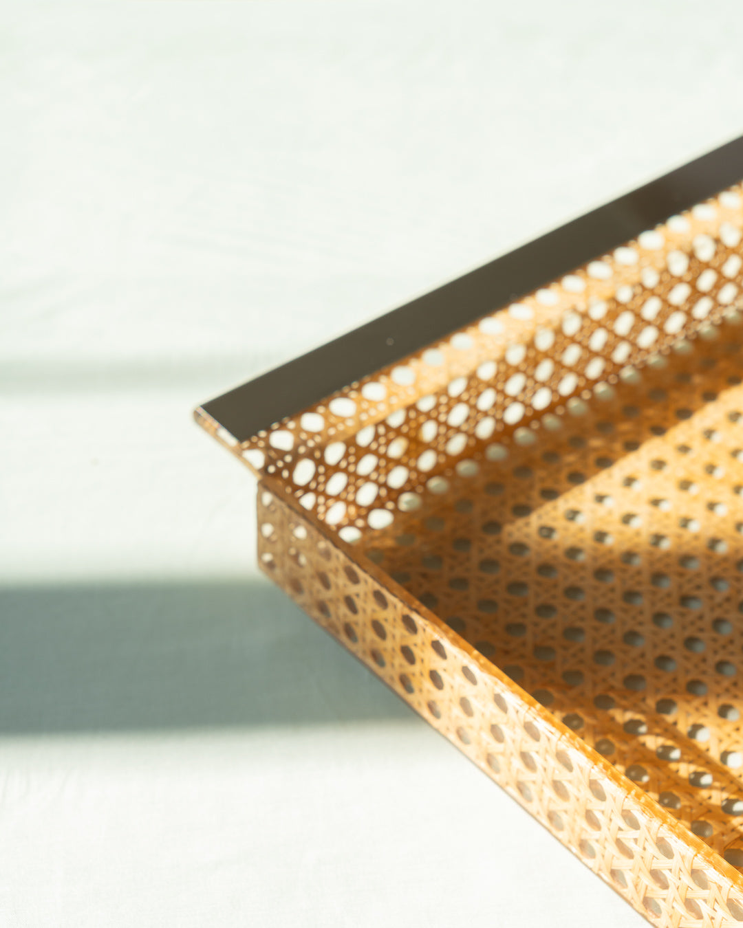 Vintage 1970s rattan and acrylic serving tray with chrome handles – rectangular design | Vecino Shop