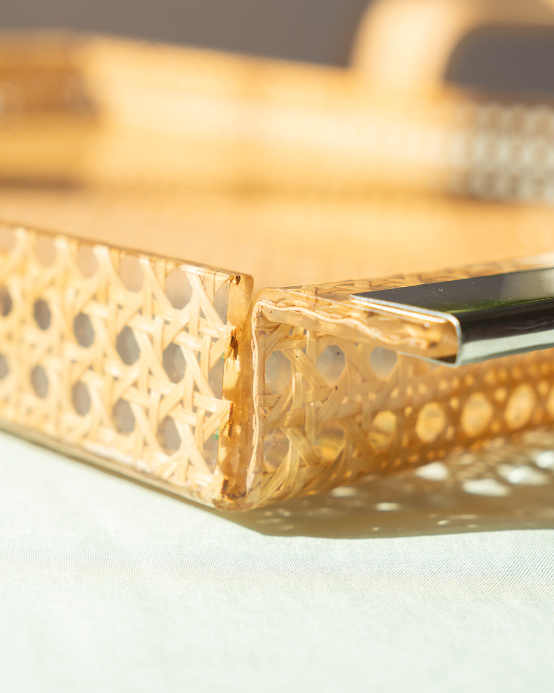 Vintage 1970s rattan and acrylic serving tray with chrome handles – rectangular design | Vecino Shop