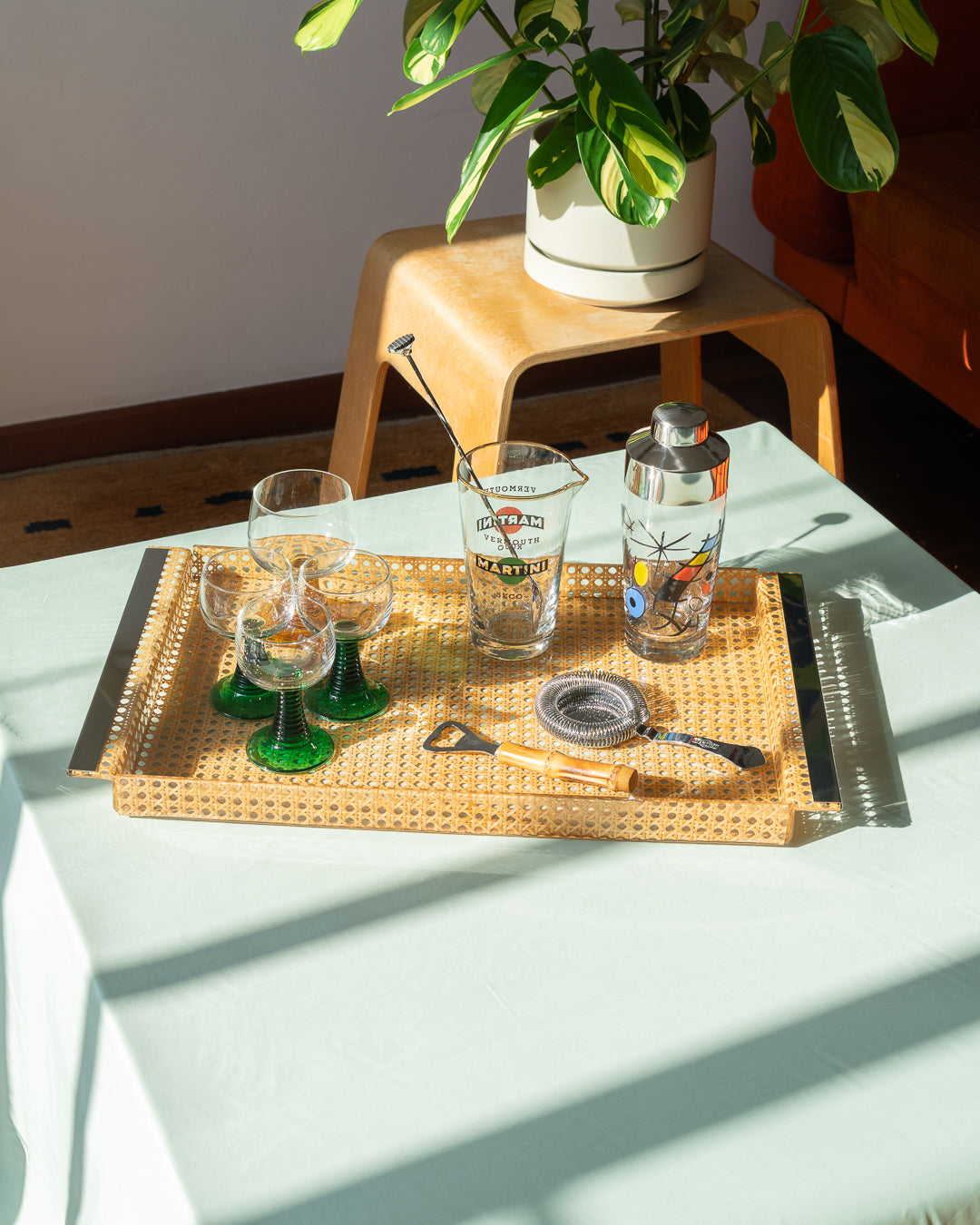 Vintage 1970s rattan and acrylic serving tray with chrome handles – rectangular design | Vecino Shop