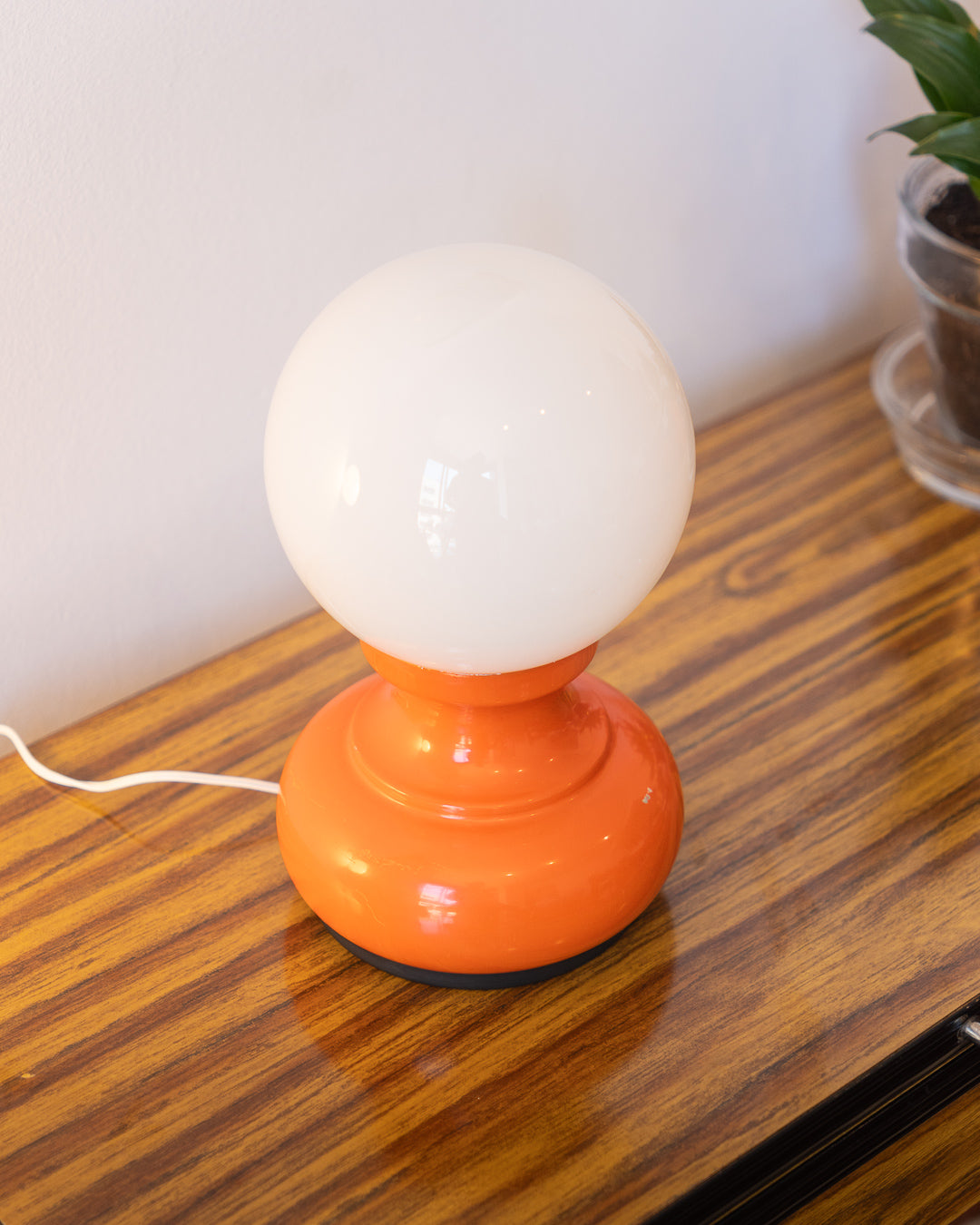 Vintage space age table lamp with white opaline shade and orange vase-shaped base – Vecino Shop
