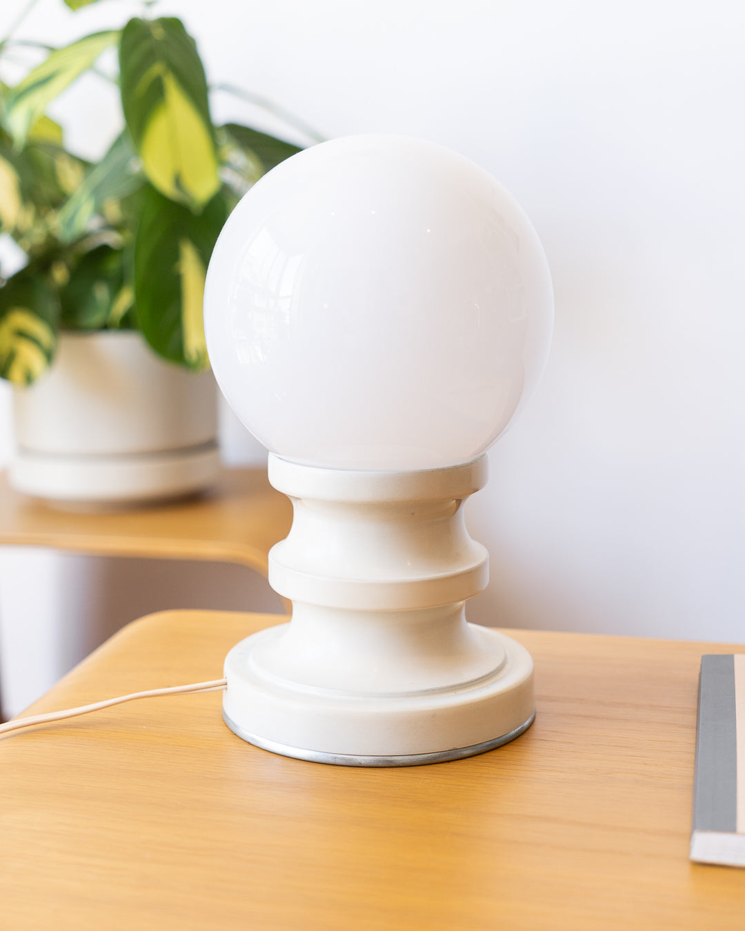 Vintage Space Age Opalina white table lamp, 1970s, very good condition. Vecino Shop