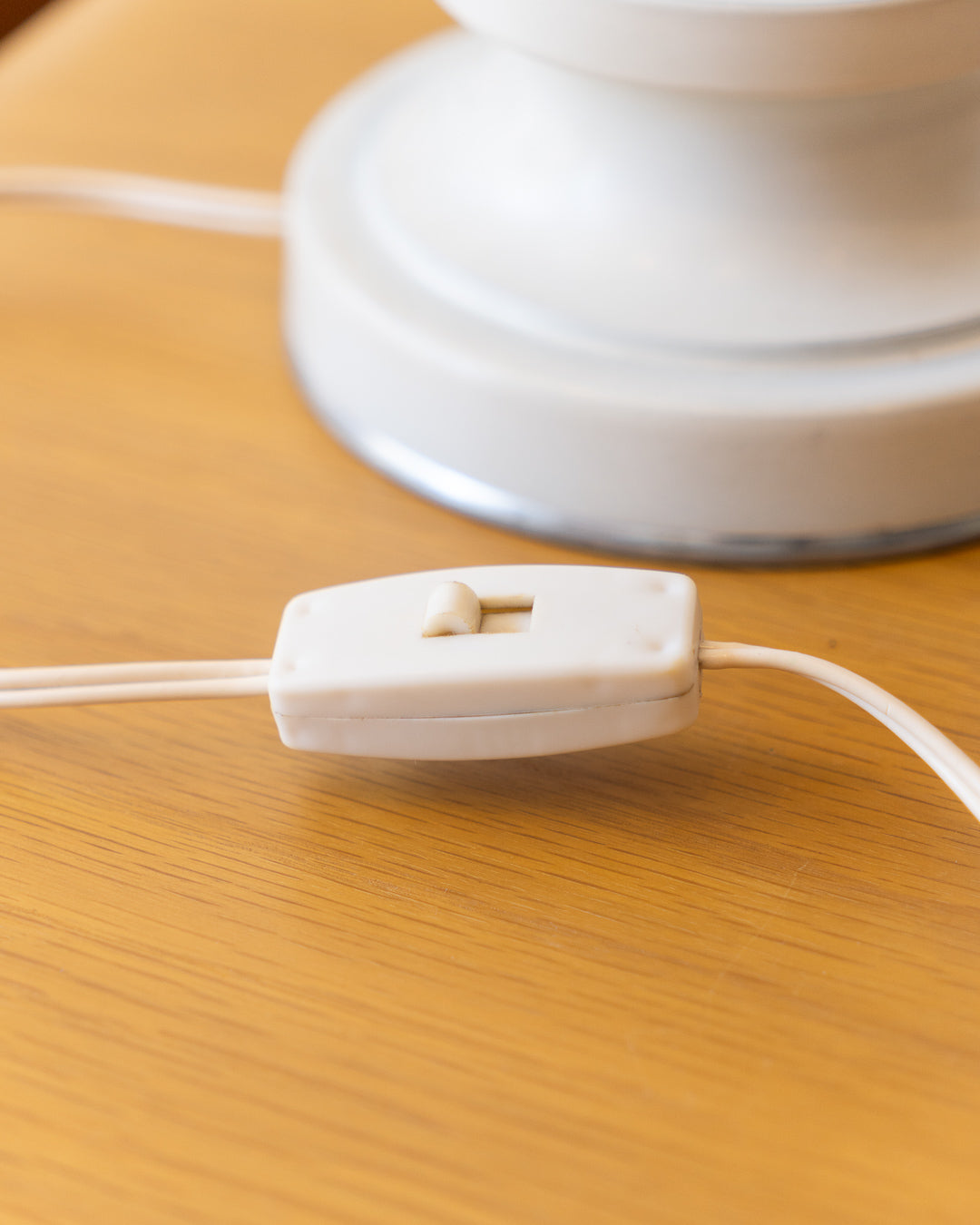 Vintage Space Age Opalina white table lamp, 1970s, very good condition. Vecino Shop